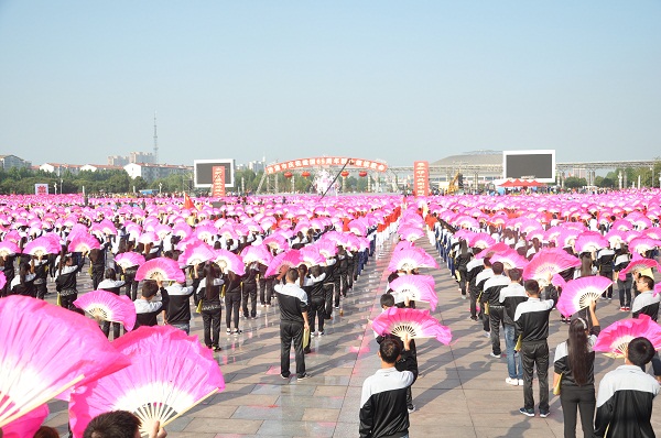 我院1500名学生参加济源市庆祝建国65...